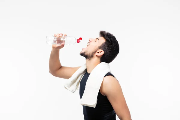 Спортивный человек питьевая вода — стоковое фото