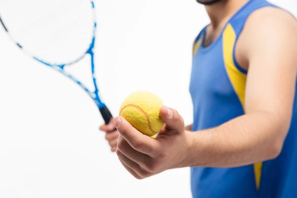 Mann hält Tennisball und Schläger in der Hand — Stockfoto