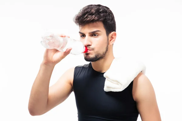 Фитнес человек питьевая вода — стоковое фото