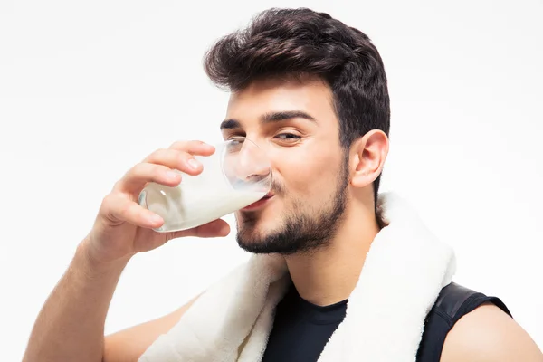 Фитнес-человек пьет молоко — стоковое фото