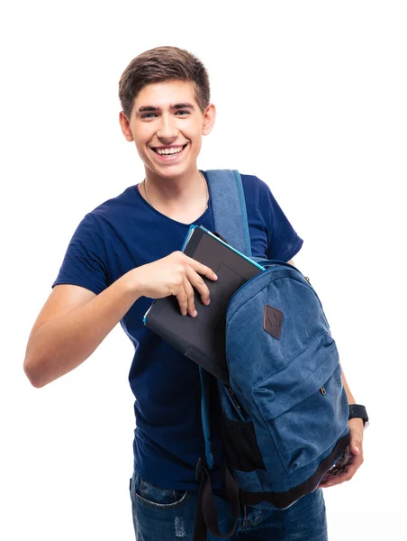 Estudante masculino colocando pasta na mochila — Fotografia de Stock