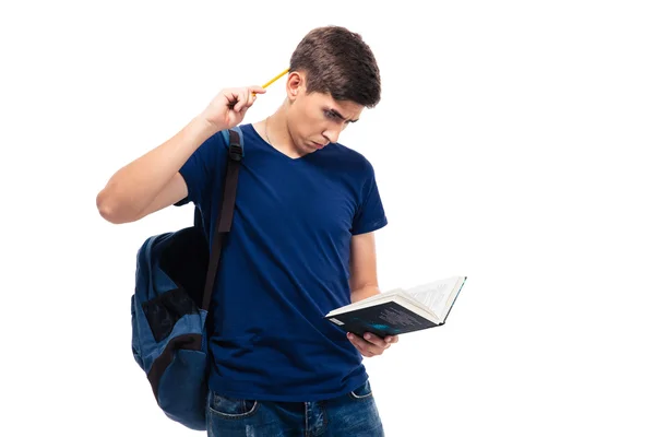 Lässiger Mann mit Rucksack liest Buch — Stockfoto