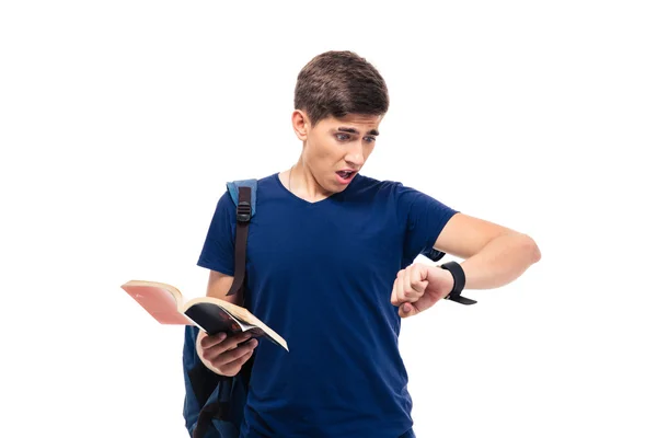 Mannelijke student boek houden en op zoek op horloge — Stockfoto