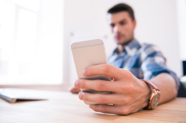 smarptohne kullanan adam