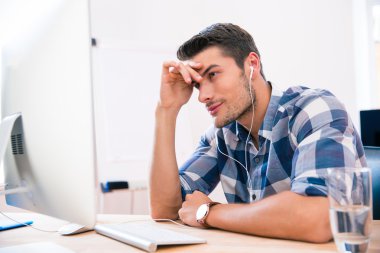 yakışıklı işadamı PC kullanma office