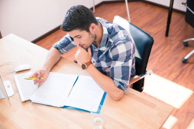 işadamı rahat bez belge okuma