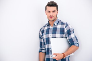 casual kumaş dizüstü tutan işadamı