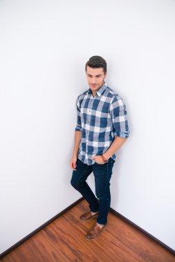 işadamı rahat bez ayakta odanın köşesinde