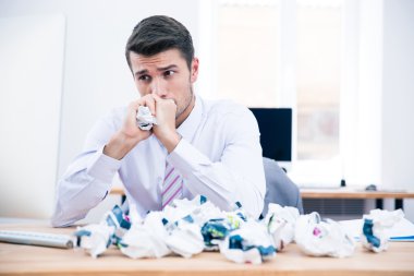 dalgın işadamı Office masada oturan