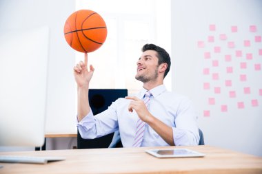gülümseyen iş adamı dönüyor top Office