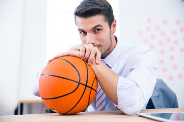 yakışıklı işadamı ile top masadan