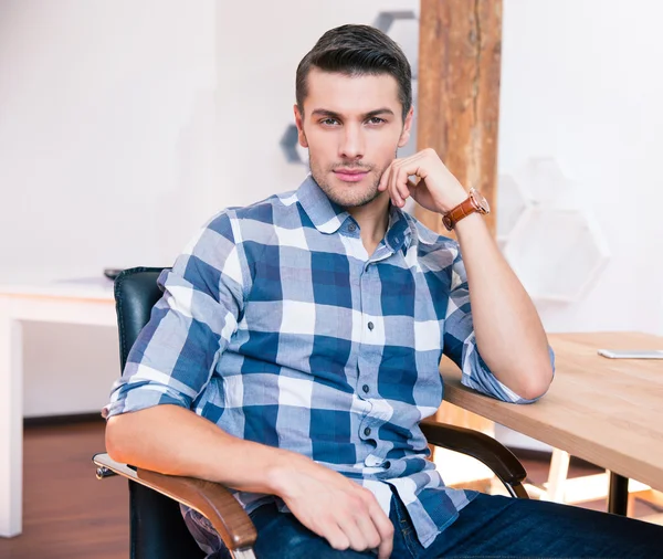 Hombre de negocios guapo sentado a la mesa en la oficina —  Fotos de Stock