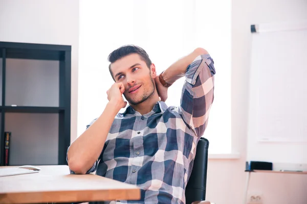 Young businessman speaking on the phone in office — Stock Photo, Image