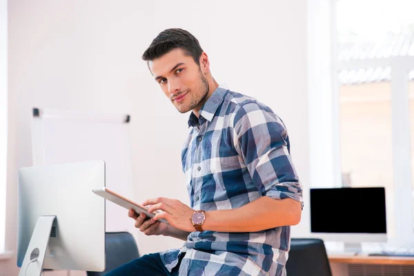 Uomo d'affari in stoffa casual utilizzando tablet — Foto Stock