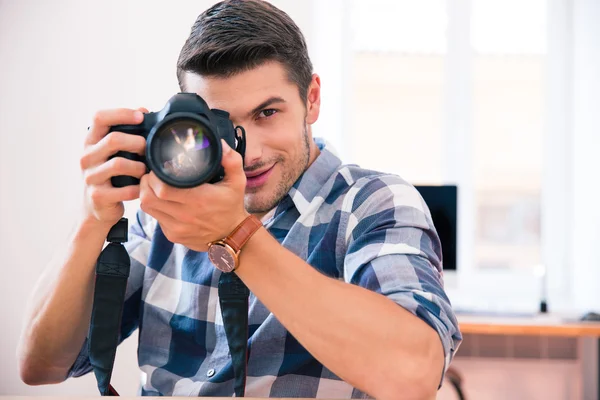 Mann schießt mit Fotokamera — Stockfoto