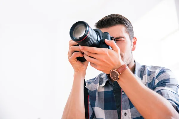 Man using photo camera — Stock Photo, Image