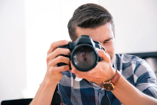Mann schießt mit Fotokamera — Stockfoto