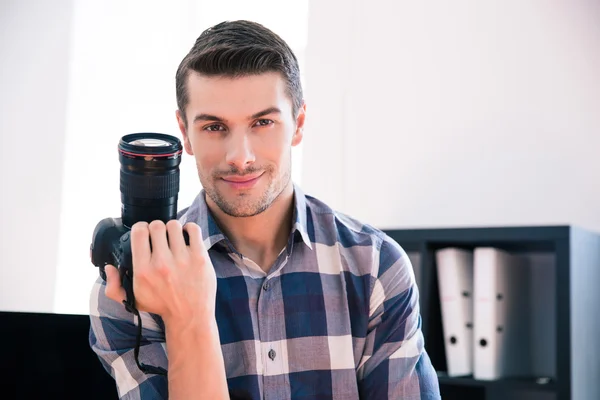 Gelukkig man houden fotocamera — Stockfoto