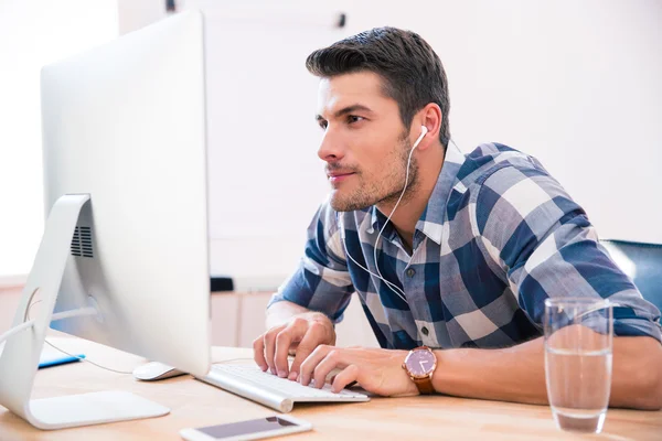 Beau homme d'affaires utilisant PC dans le bureau — Photo