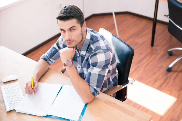 Geschäftsmann unterzeichnet Dokument im Amt — Stockfoto