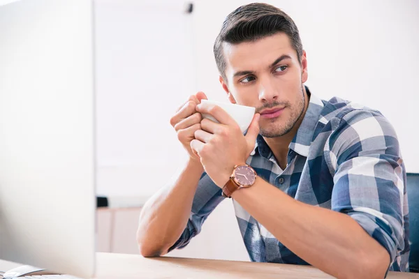 Bonito empresário beber café no escritório — Fotografia de Stock