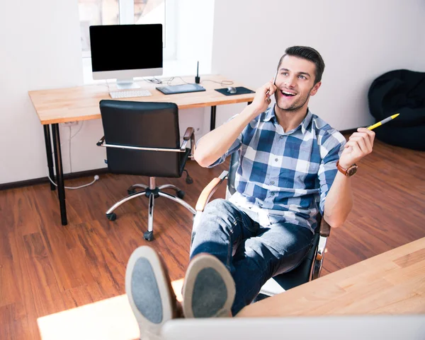 Biznesmen rozmawiający przez telefon w biurze — Zdjęcie stockowe