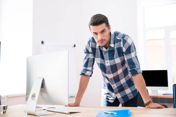 Porträtt av en stilig affärsman i casual tyg — Stockfoto