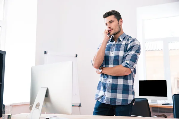 Biznesmen rozmawiający przez telefon w biurze — Zdjęcie stockowe