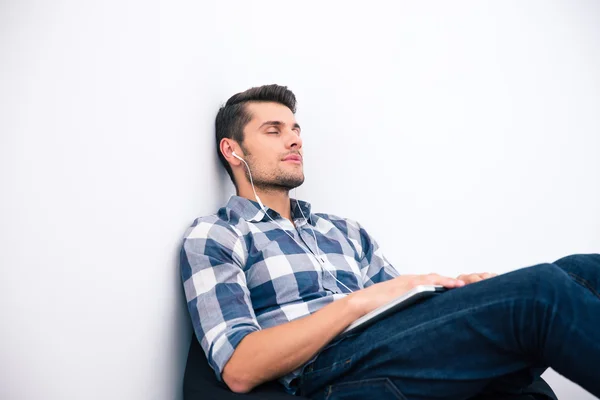 Hombre joven en tela casual durmiendo en la silla de la bolsa — Foto de Stock