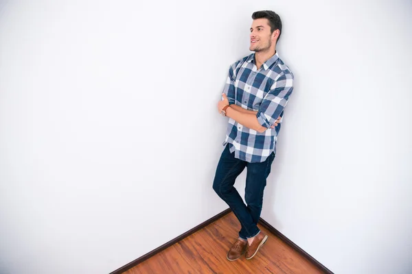 Бизнесмен в повседневной одежде, стоящий угол комнаты — стоковое фото