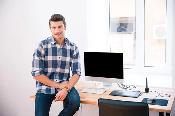 Zufriedener Geschäftsmann sitzt auf dem Tisch — Stockfoto