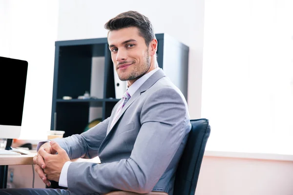 Retrato vista lateral de un hombre de negocios feliz — Foto de Stock