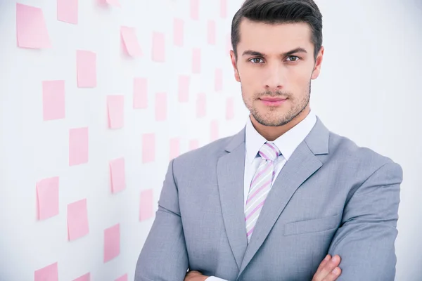 Hombre de negocios guapo de pie en la oficina — Foto de Stock