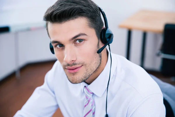 Portret van een mannelijke operator met hoofdtelefoon in office — Stockfoto