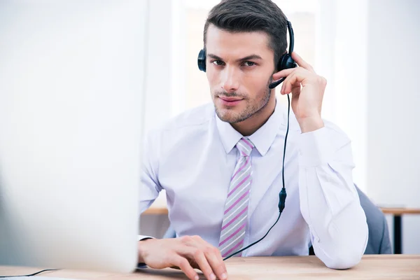 Mannelijke exploitant zittend op zijn werkplek in office — Stockfoto