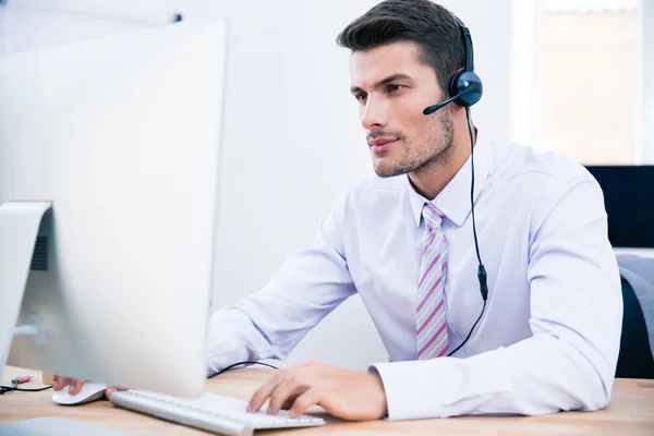 Operador masculino trabalhando no PC no escritório — Fotografia de Stock