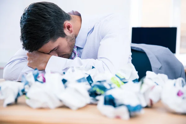 Empresário cansado sentado à mesa no escritório — Fotografia de Stock