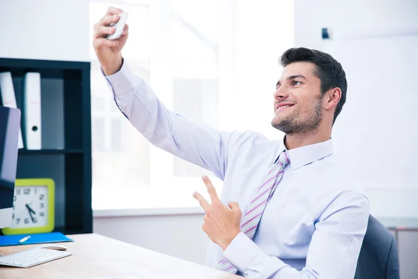 Empresário sorrindo fazendo foto selfie — Fotografia de Stock