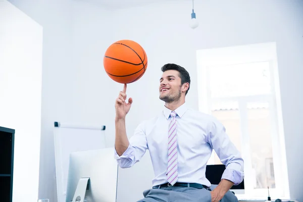 Heureux homme d'affaires spining ball dans le bureau — Photo