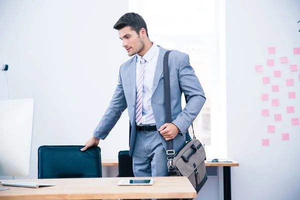 Retrato de un hombre de negocios confiado con bolsa — Foto de Stock