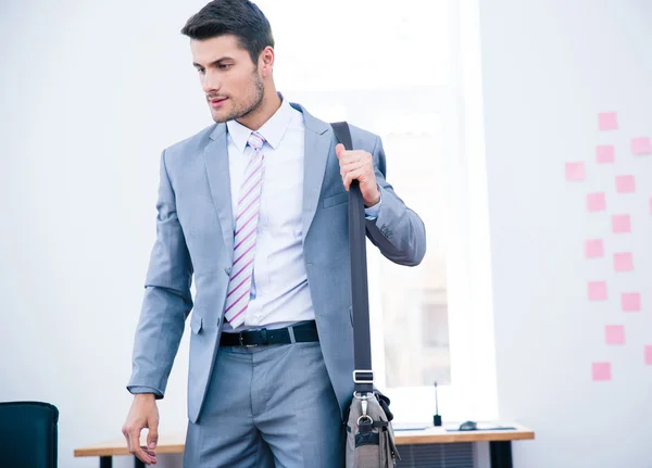 Retrato de um belo homem de negócios com saco — Fotografia de Stock