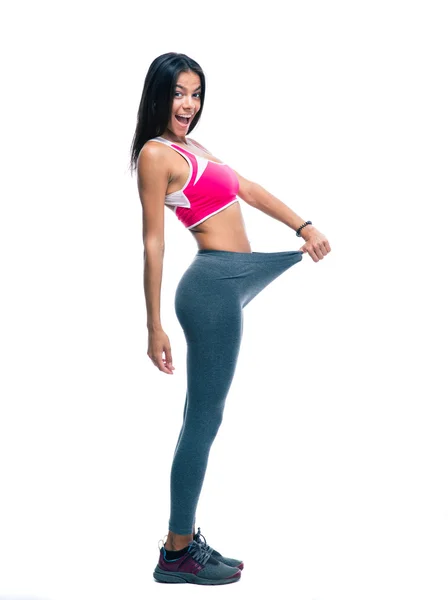 Deportiva mujer mostrando grandes pantalones — Foto de Stock