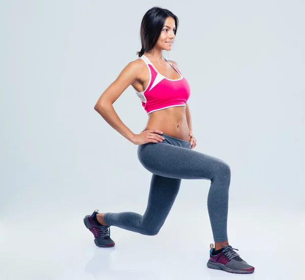 Deportiva mujer estiramiento piernas —  Fotos de Stock