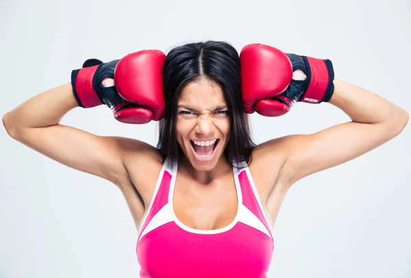 Фитнес-женщина в боксерских перчатках кричит — стоковое фото