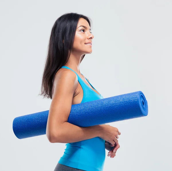 Feliz mujer deportiva sosteniendo esterilla de yoga —  Fotos de Stock