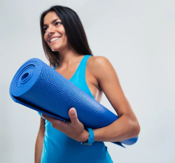 Фитнес-женщина с ковриком для йоги — стоковое фото