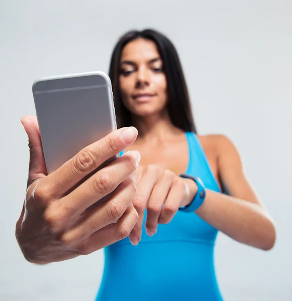 Фитнес-женщина с помощью смартфона — стоковое фото