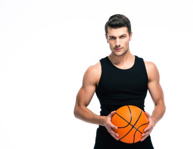 Topu olan bir basketbol oyuncusunun portresi
