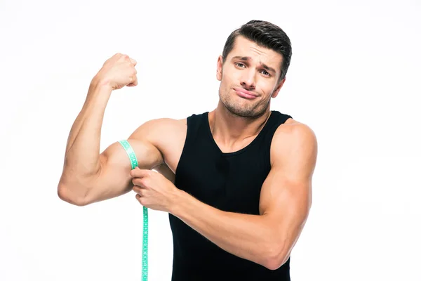 Fitness man measuring his biceps — Stockfoto