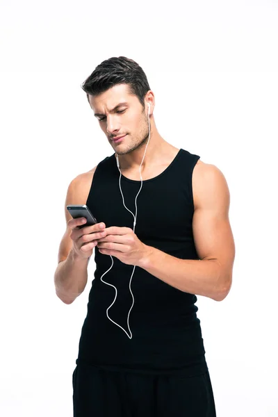 Hombre de fitness usando smartphone con auriculares — Foto de Stock